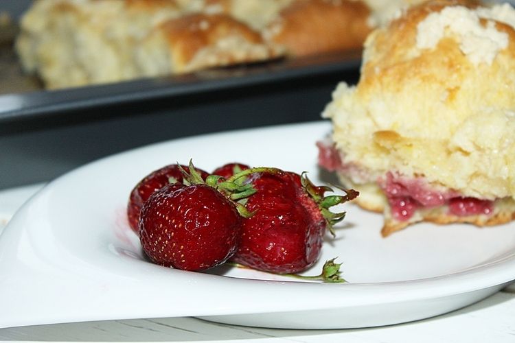 Rwane bułeczki z truskawkami  Rwane bułeczki z truskawkami