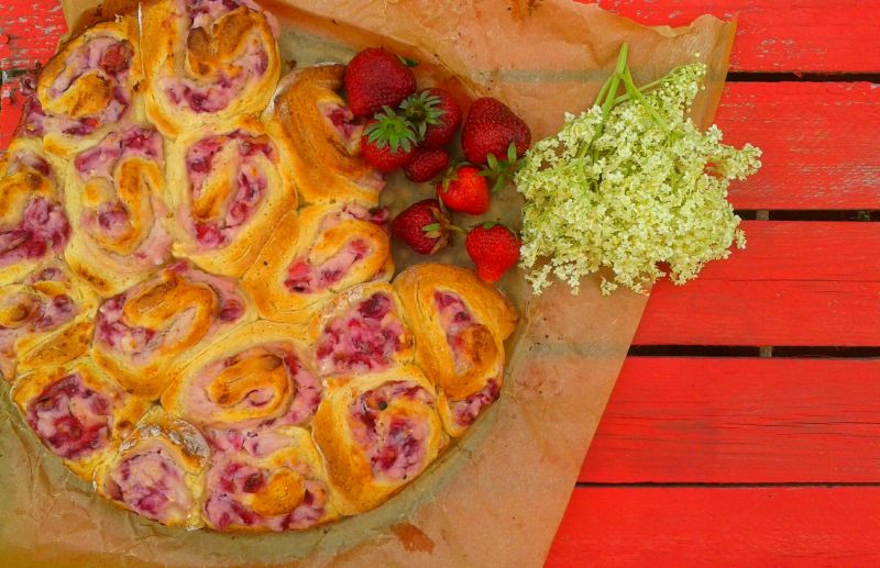 Rwane ciasto drożdżowe z ricottą i truskawkami Rwane ciasto drożdżowe z ricottą i truskawkami