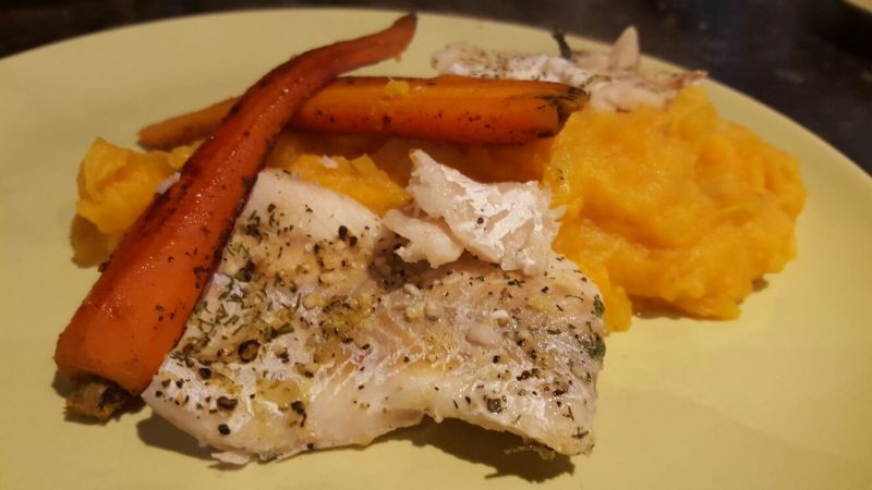 Ryba gotowana na parze z pure i marchewką. Ryba gotowana na parze z pure i marchewką.