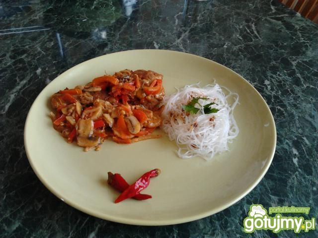 Ryba na ostro po tajsku z makaronem Ryba na ostro po tajsku z makaronem