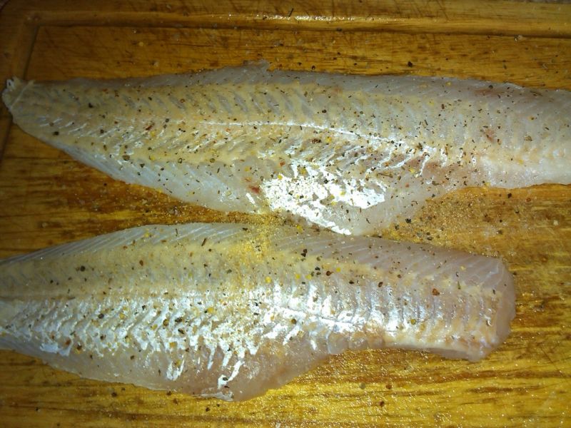 Ryba na parze z brokułem i kiełkami