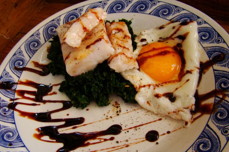 Ryba na pierzynce z szpinaku 