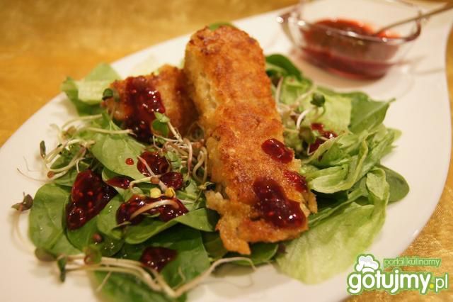 Ryba na sałatce z sosem malinowym