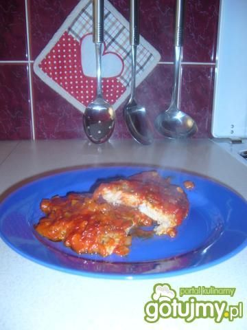 Ryba pieczona w sosie pomidorowym. Ryba pieczona w sosie pomidorowym.