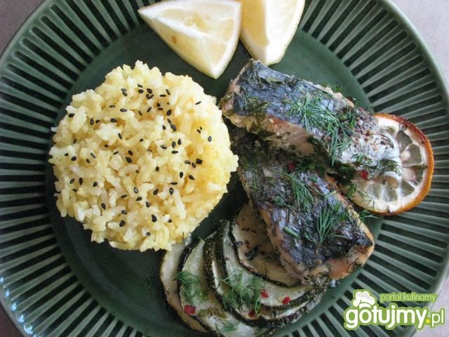 Ryba pieczona w ziołach i cukinii