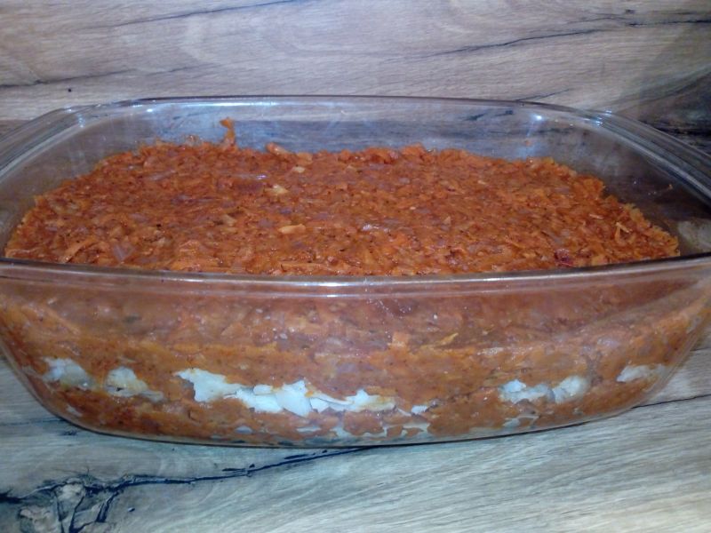 Ryba po grecku z czerwoną cebulą i magi