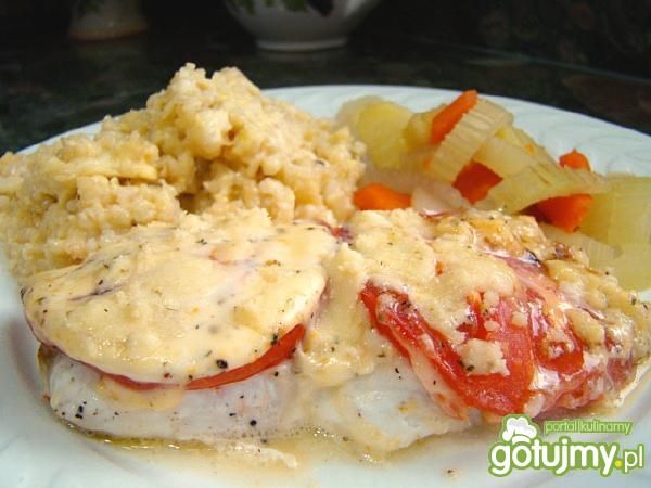 ryba pod beszamelem z pomidorami ryba pod beszamelem z pomidorami