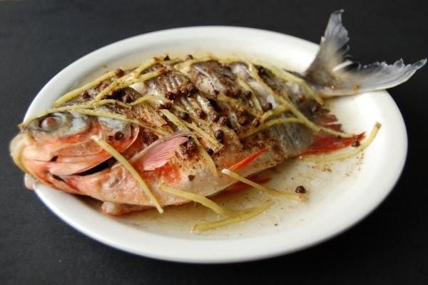 Ryba w całości z trawą cytrynową