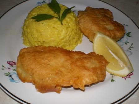 Ryba w cieście z żółtym ryżem Ryba w cieście z żółtym ryżem