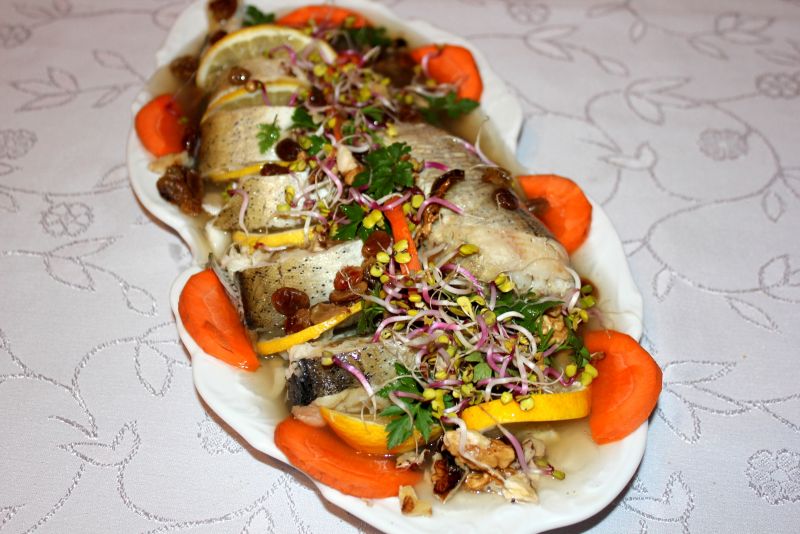 Ryba w galarecie faszerowana grzybami i rodzynkami