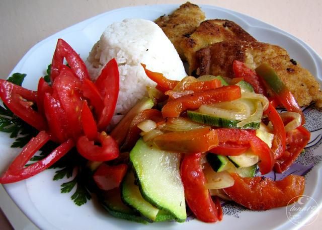 Ryba z duszoną cukinią i ryżem