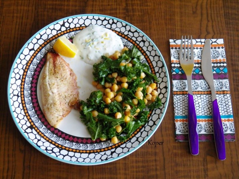 Ryba z jarmużem i ciecierzycą