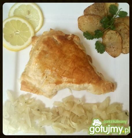 Ryba z kapustą w cieście francuskim