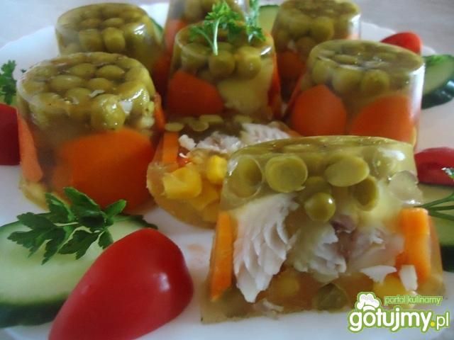 Ryba z kolorowymi warzywami w galarecie