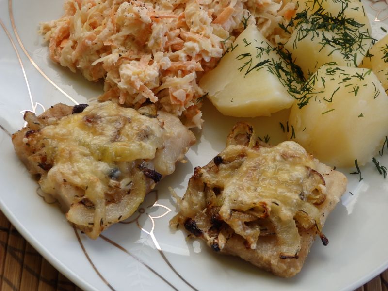 Ryba zapiekana pod cebulowo-serową pierzynką Ryba zapiekana pod cebulowo-serową pierzynką