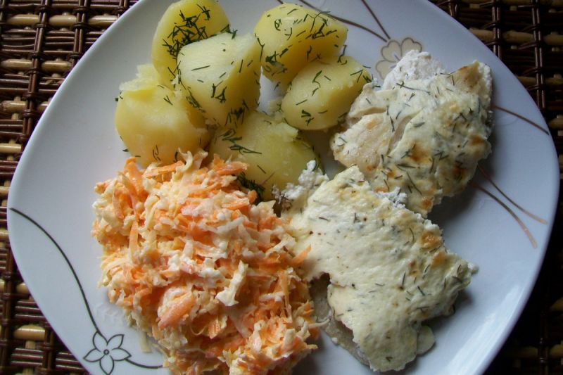 Ryba zapiekana w sosie śmietanowo-koperkowym