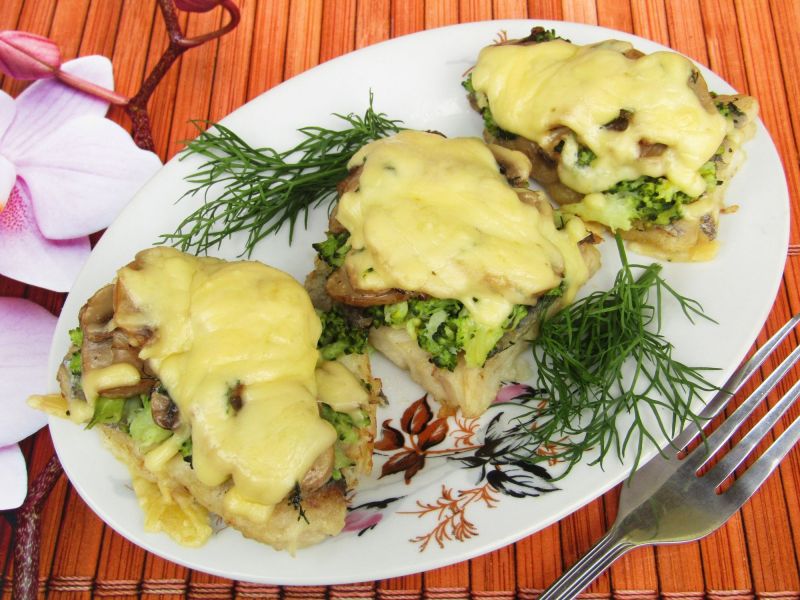 Ryba zapiekana z brokułem, pieczarkami i serem