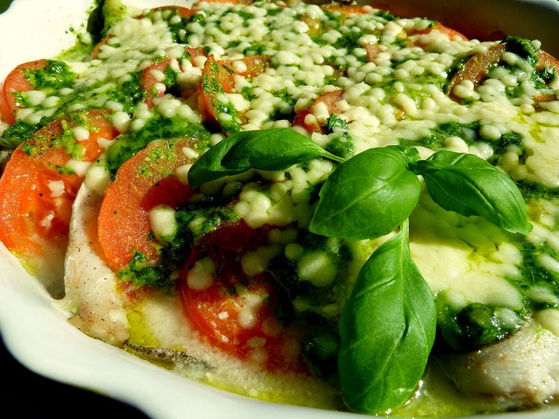 Ryba zapiekana z pomidorami w zielonym sosie pesto Ryba zapiekana z pomidorami w zielonym sosie pesto