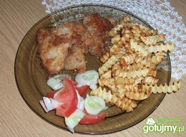 Rybka z frytkami i sałatką.  Rybka z frytkami i sałatką.