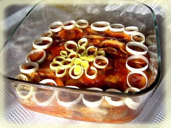 Rybki w sosie bolońskim na kwaśno. Rybki w sosie bolońskim na kwaśno.