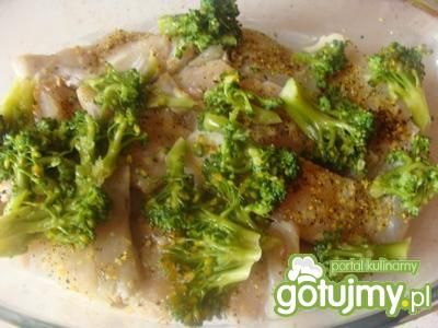 Rybna zapiekanka z brokułem w sosie