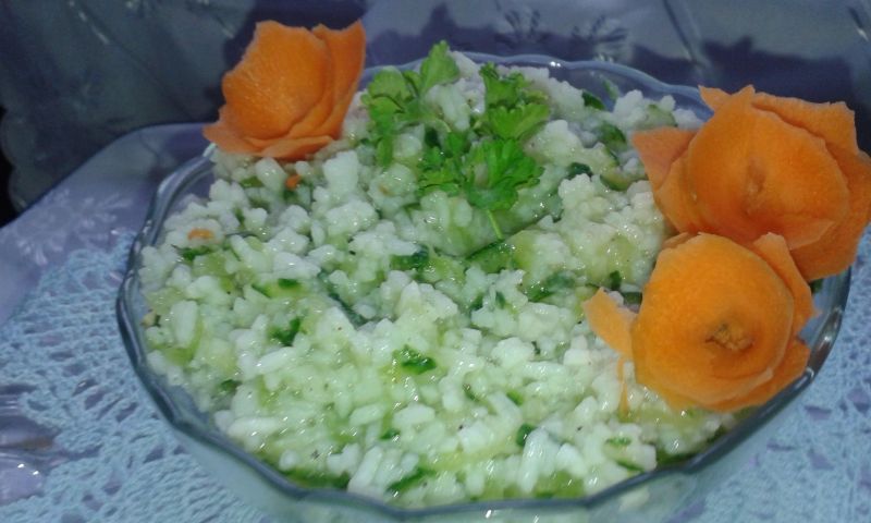 Ryż gotowany z startym ogórkiem zielonym