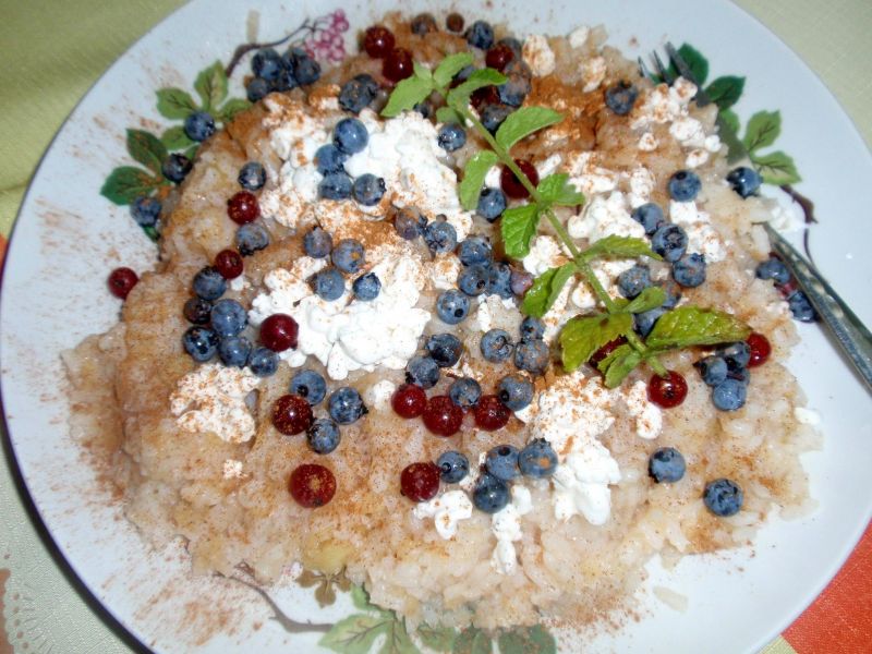 Ryż na ciepło z cynamonem i owocami