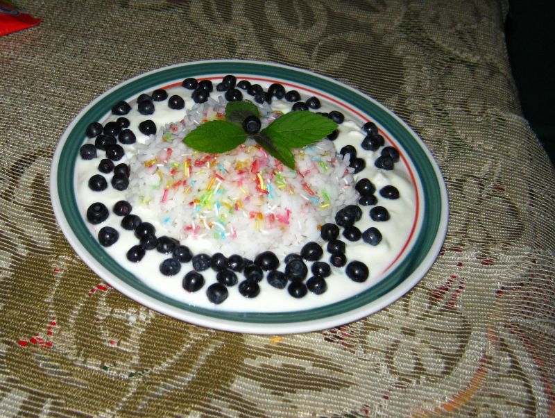 Ryż na kolorowo z sosem serowym i jagodami