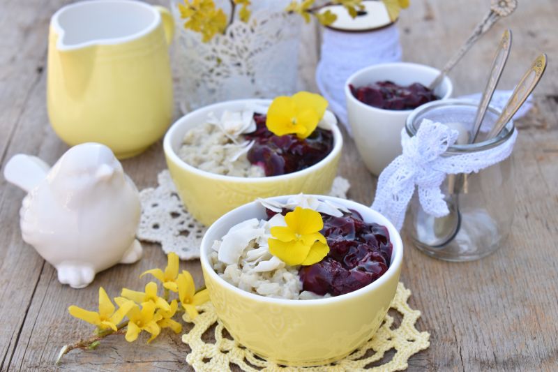 Ryż na mleku migdałowym z frużeliną wiśniową Ryż na mleku migdałowym z frużeliną wiśniową