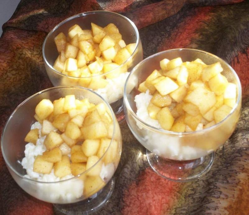 Ryż na mleku podany z jabłkami i cynamonem