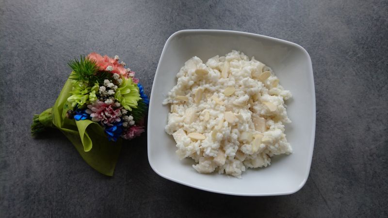 Ryż na mleku z gruszką i płatkami migdałów Ryż na mleku z gruszką i płatkami migdałów