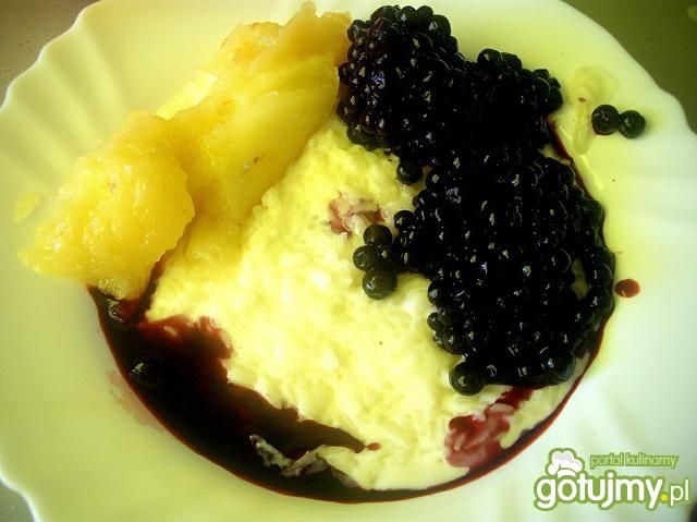 Ryż na mleku z jabłkami i jagodami