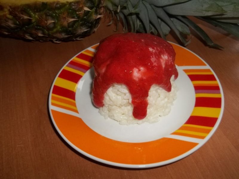 Ryż na mleku z musem truskawkowym