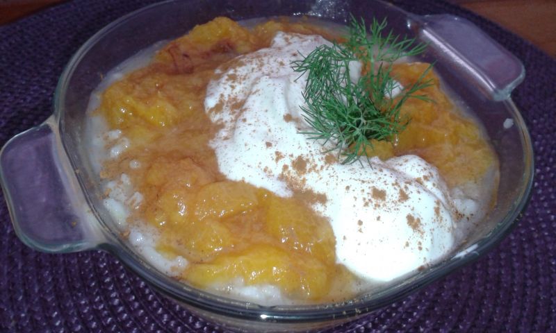 Ryż na mleku z musem z brzoskwiń i gęstym jogurtem Ryż na mleku z musem z brzoskwiń i gęstym jogurtem