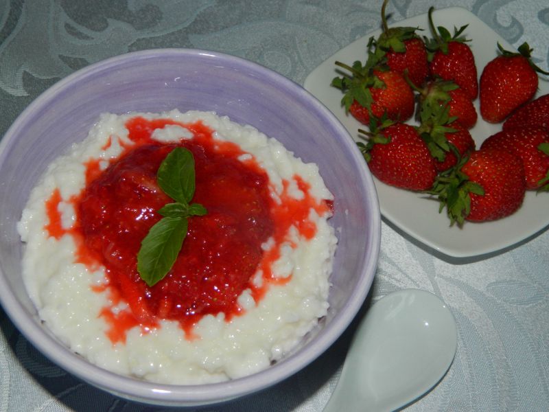 Ryż na mleku z sosem truskawkowym