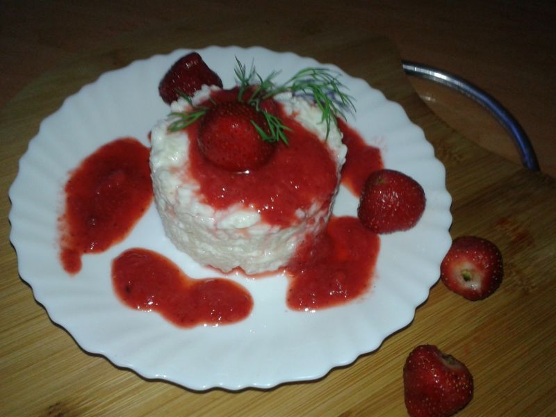 Ryż na mleku z truskawkami