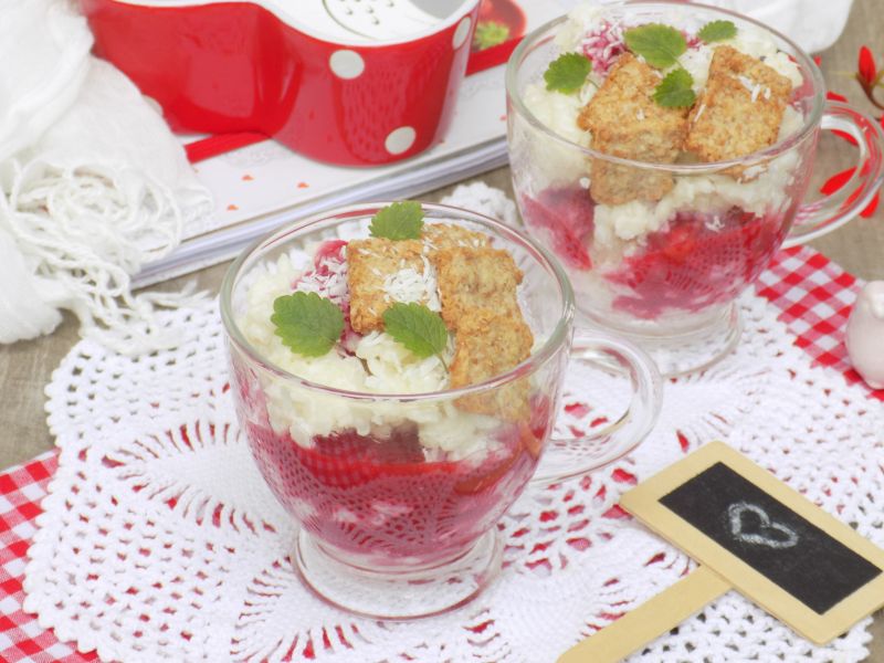 Ryż na mleku z truskawkami, kokosem i ciasteczkami Ryż na mleku z truskawkami, kokosem i ciasteczkami