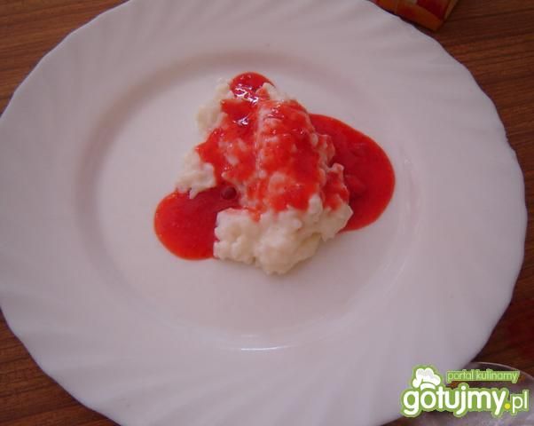 Ryż na słodko z musem truskawkowym