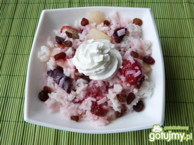 Ryż na słodko z owocami i bitą śmietaną
