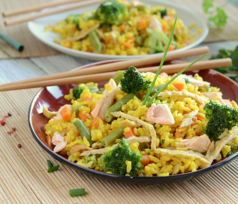 Ryż smażony po kantońsku z łososiem i warzywami Ryż smażony po kantońsku z łososiem i warzywami