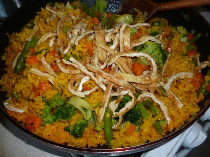 Ryż smażony po kantońsku z łososiem i warzywami