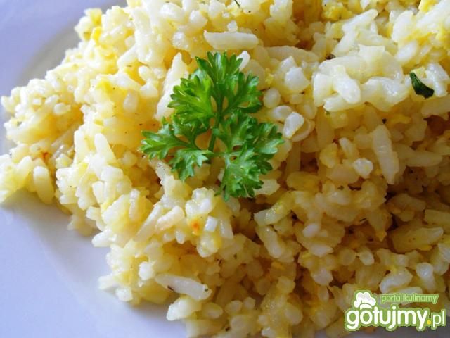 Ryż smażony z jajkiem i zieloną czubrycą