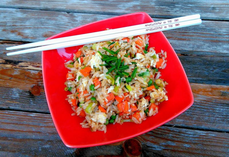 Ryż smażony z młodą marchewką i jajkiem