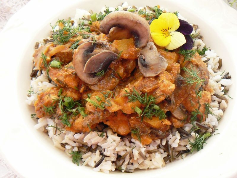 Ryż trzy kolory z gulaszem drobiowym 