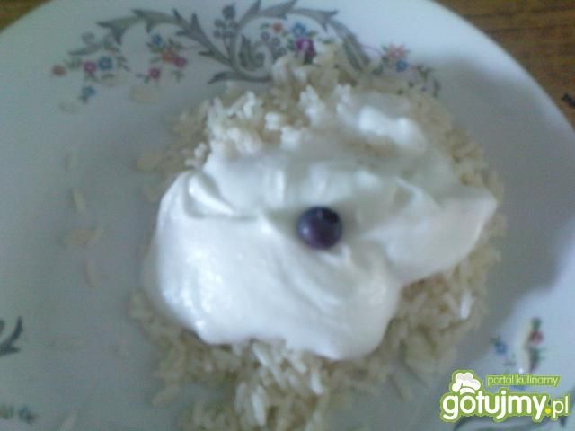 ryż z bitą śmietaną o owocami 