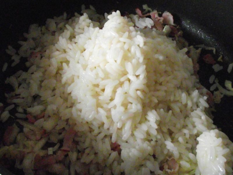 Ryż z boczkiem i kapustą pekińską