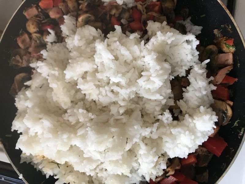 Ryż z boczkiem, papryką i pieczarkami