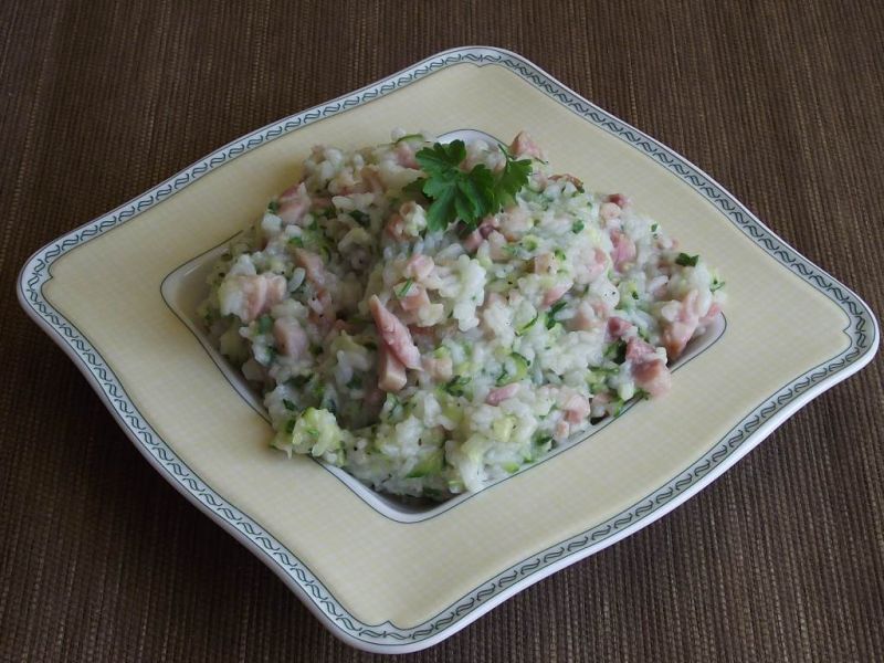 Ryż z cukinią i wędzonym kurczakiem 