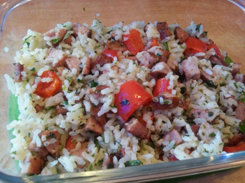 Ryż z grillowaną kiełbaską i papryką