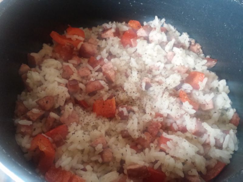 Ryż z grillowaną kiełbaską i papryką